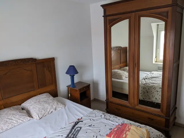 Chambre avec lit double et armoire