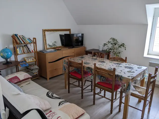 Séjour avec coin repas et télévision