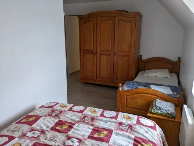 Chambre avec lit double et lit simple