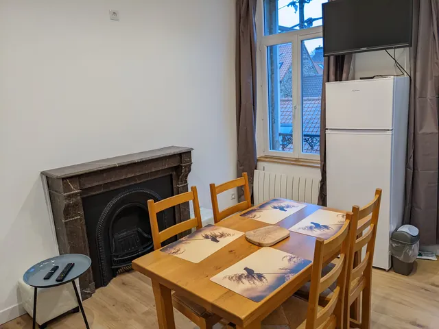 Pièce à vivre avec cheminée et table à manger