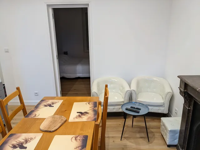 Coin salon avec fauteuils, porte vers la chambre