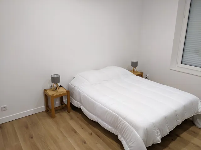 Chambre avec un lit de 140 × 200 cm