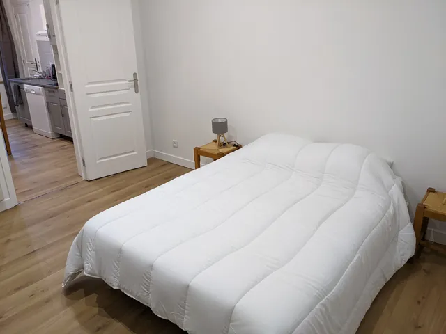 Chambre, vue vers la porte