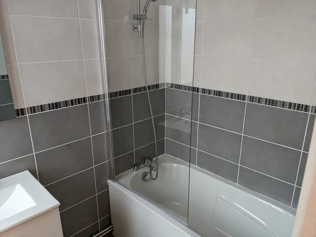 Salle de bain avec baignoire-douche