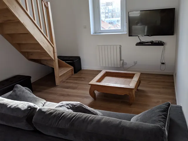 Salon avec escalier vers la mezzanine