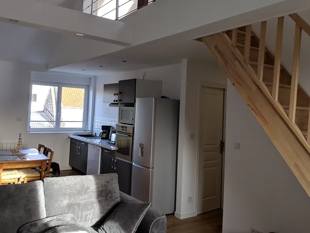 Salon, coin repas et cuisine sous la mezzanine