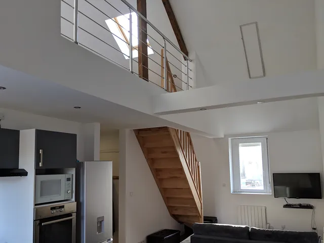 Séjour vu depuis l'entrée, mezzanine au-dessus
