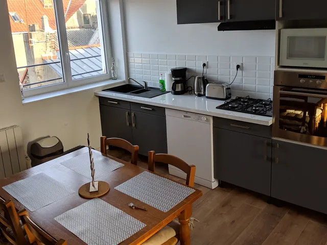 Cuisine équipée et table à manger