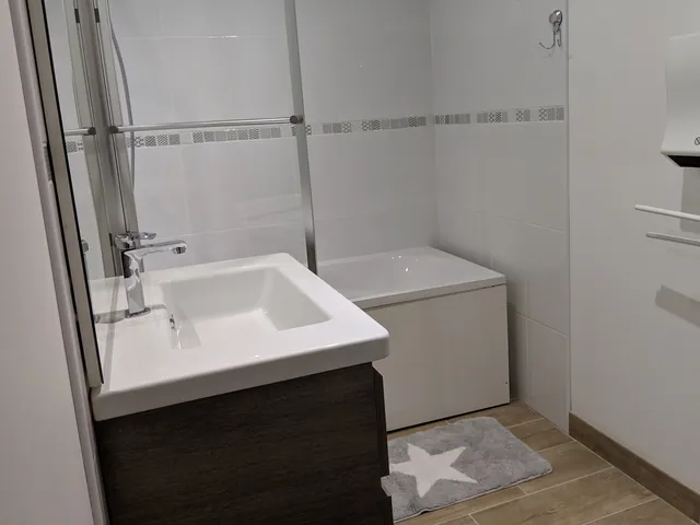 Salle de bain avec baignoire