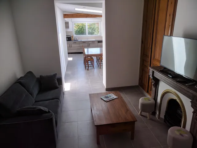Salon avec cheminée et télévision