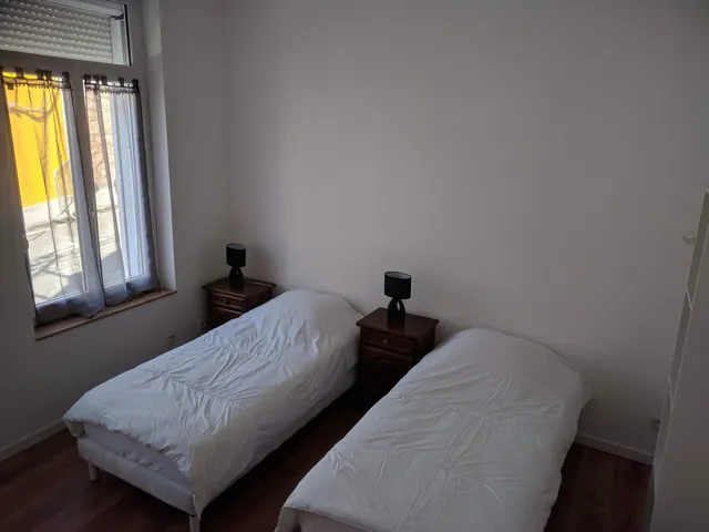 Chambre avec deux lits de 90 × 200 cm