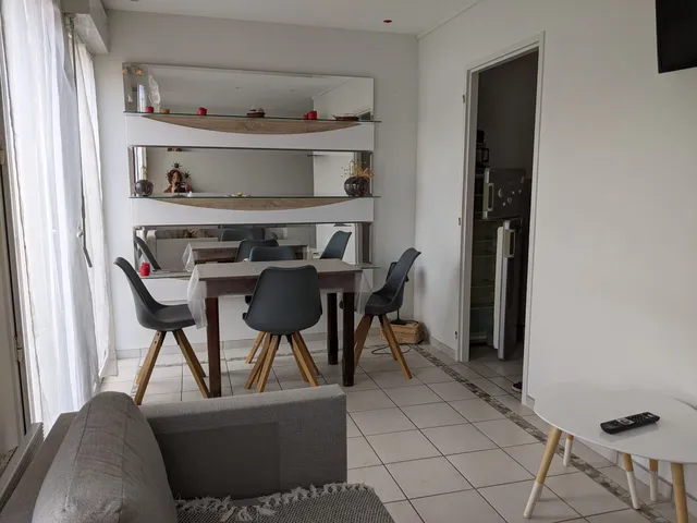 Salle à manger avec table pour quatre et étagères
