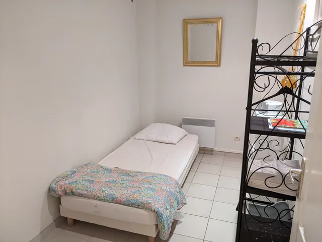 Chambre avec un lit d'une personne