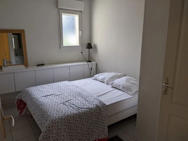 Chambre avec deux lits côte à côte
