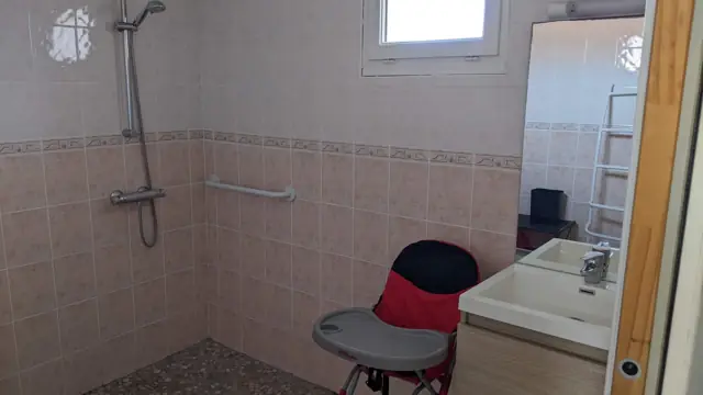 Salle d'eau avec douche