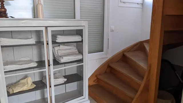 Rangement et escalier vers l'étage