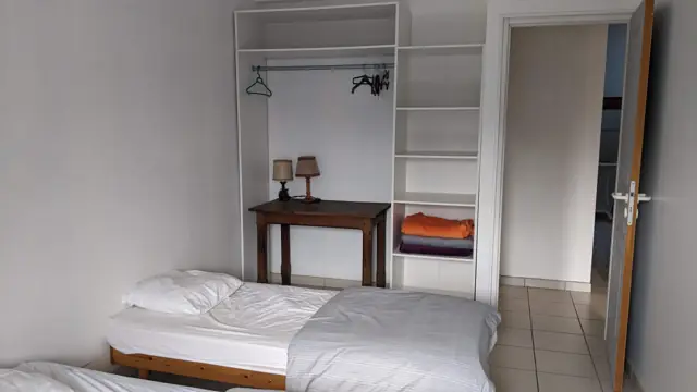 Chambre avec lit simple