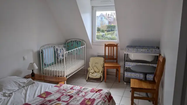 Chambre avec lit double et lit bébé