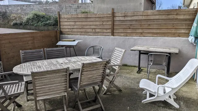 Terrasse avec salon de jardin