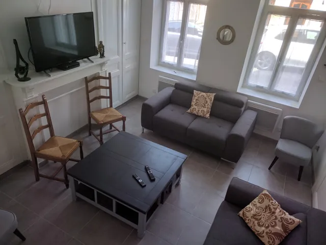 Salon avec télévision et cheminée
