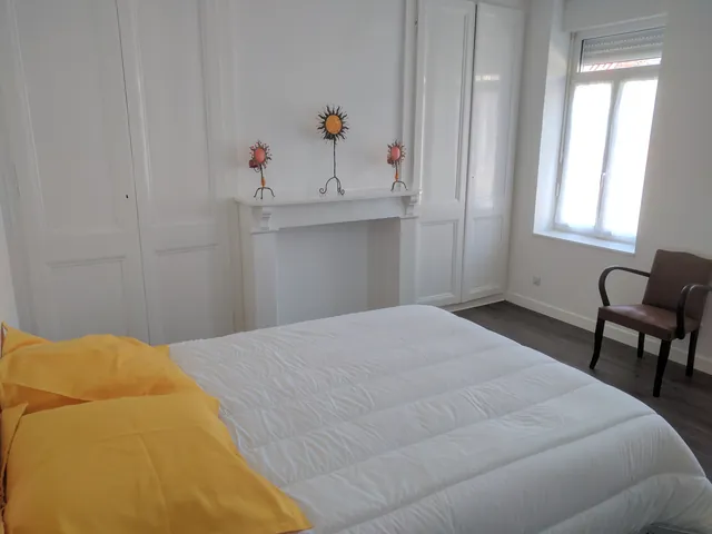 Chambre du premier étage, vue vers la fenêtre