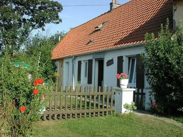 Maison Min Caillon côté jardin, toit de tuiles rouges