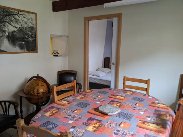 Salle à manger, chambre en arrière-plan