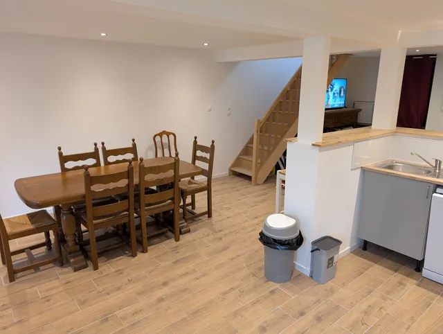 Table à manger et escalier vers l'étage