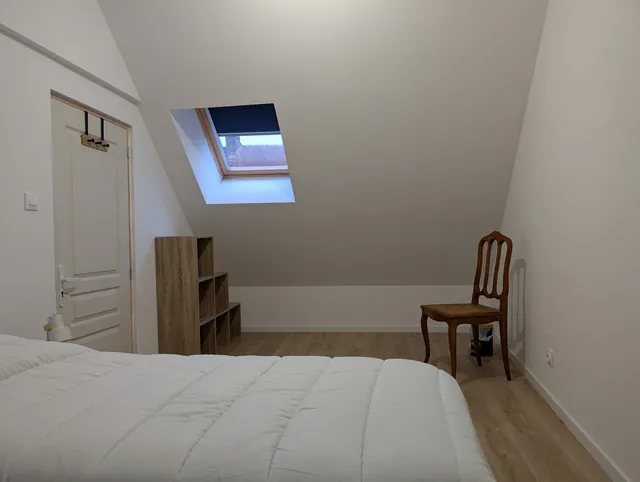 Chambre mansardée avec deux lits de 90 × 200 cm