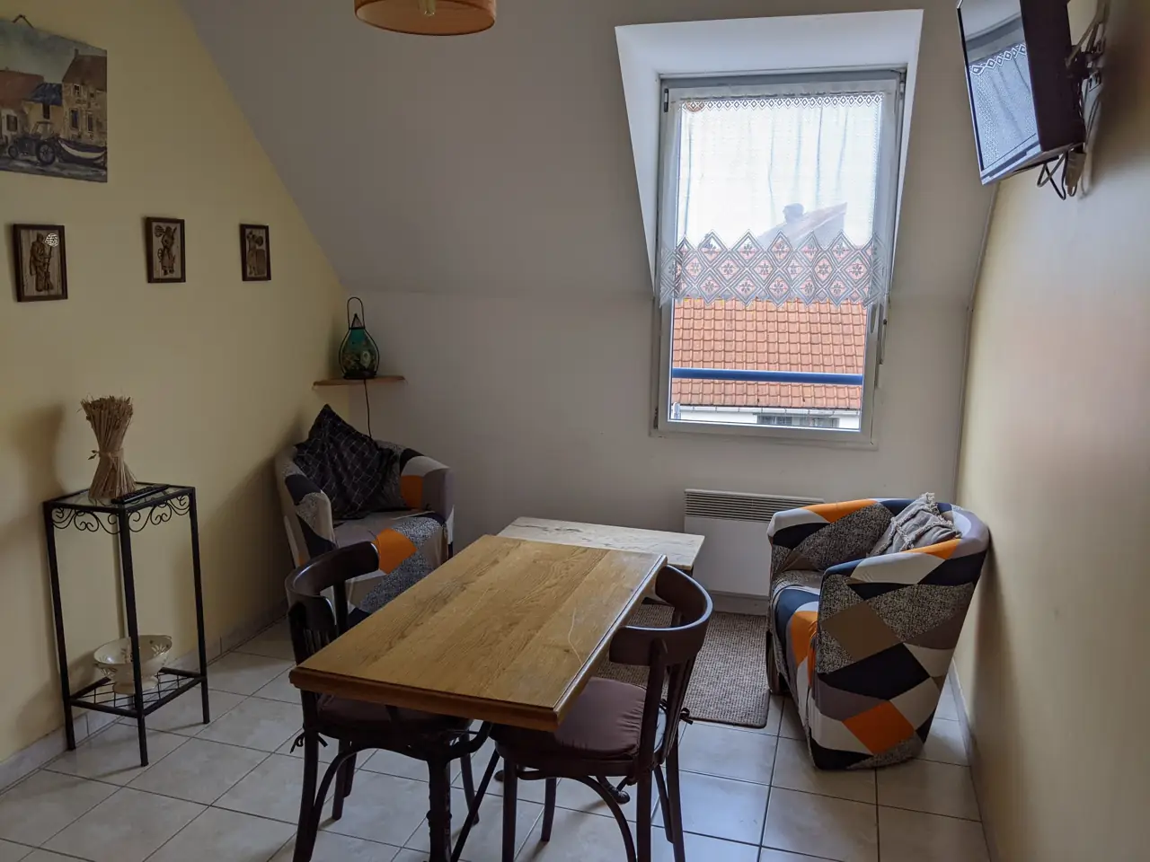 Séjour de l'appartement avec table et fauteuils