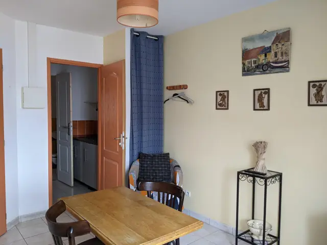 Coin repas et entrée de l'appartement