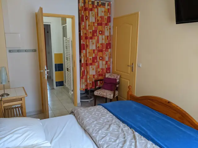 Chambre avec lit double, vue vers la porte