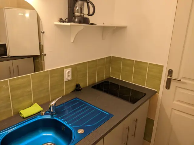 Coin cuisine avec évier et plaques de cuisson