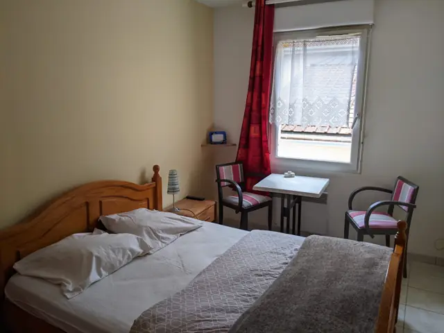Chambre avec lit double et petite table