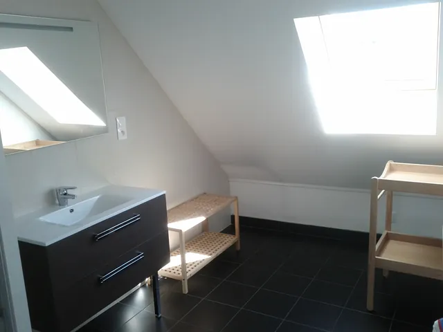 Salle de douche avec table à langer
