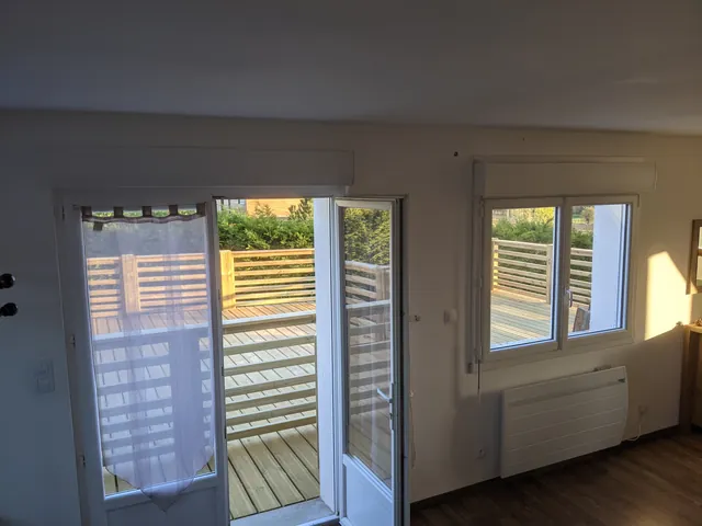 Porte-fenêtre ouvrant sur la terrasse