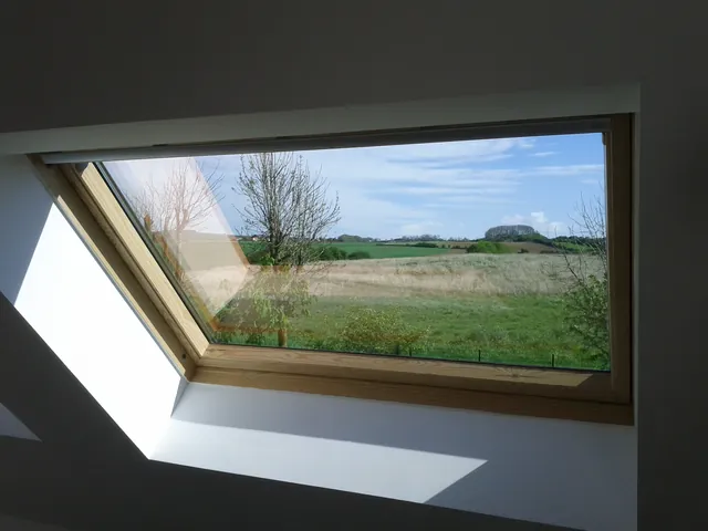 Vue sur les champs depuis une fenêtre de toit